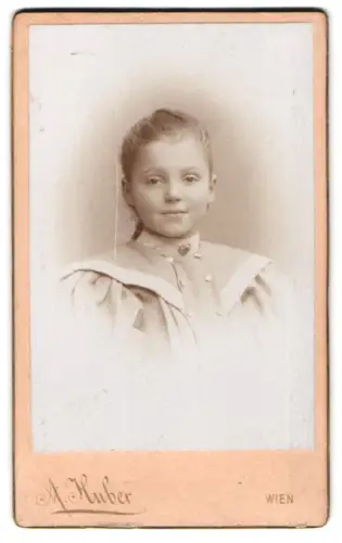Fotografie A. Huber, Wien, Margarethenstrasse 36, Porträt eines jungen Mädchens