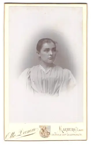 Fotografie Otto Damm, Marburg /Lahn, Oberhalb der Casernenstr., Porträt einer jungen Frau