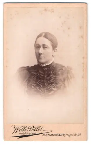 Fotografie Wilh. Pöllot, Darmstadt, Hügelstr. 59, Porträt einer eleganten Dame