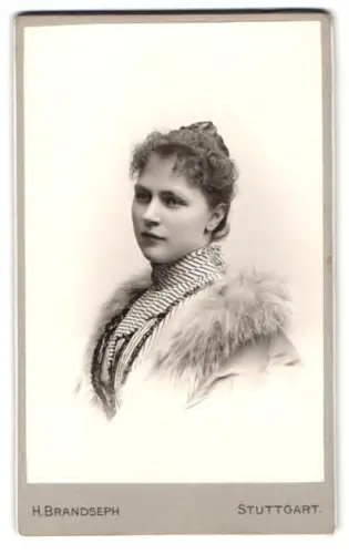 Fotografie H. Brandseph, Stuttgart, Marienstrasse 36, Porträt einer Dame mit Pelz