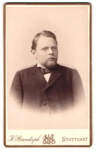 Fotografie Hermann Brandseph, Stuttgart, Marienstrasse 36, Porträt eines Herrn mit Brille