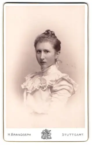 Fotografie H. Brandseph, Stuttgart, Marienstrasse 36, Porträt einer jungen Frau