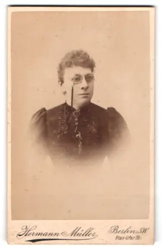 Fotografie Hermann Müller, Berlin, Plan-Ufer 19, Porträt einer Dame mit Brille