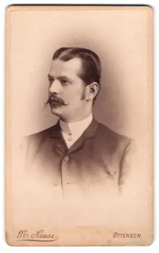 Fotografie M. Kruse, Ottensen, Papenstrasse 7, Portrait eines eleganten Herrn