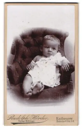 Fotografie Rudolph Hörder, Rathenow, Bahnhof-Str. 5a, Kind auf gepolstertem Sessel