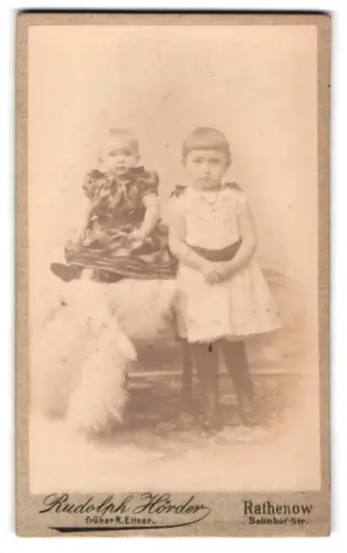 Fotografie Rudolph Hörder, Rathenow, Bahnhofstrasse, Zwei Kinder in feiner Kleidung