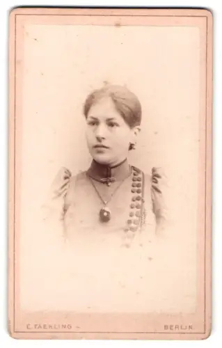 Fotografie E. Faehrling, Berlin, Leipziger Strasse 63, Porträt einer jungen Frau