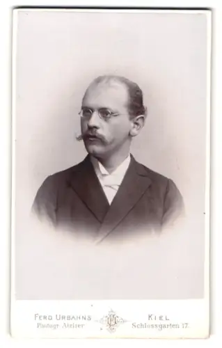 Fotografie Ferd. Urbahns, Kiel, Schlossgarten 17, Porträt eines Herren mit Brille