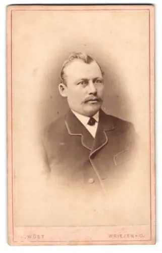 Fotografie W. Wüst, Wriezen, Porträt eines Herren