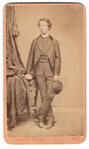 Fotografie J. Ruwner & Comp., Wien, Stadt Wollzeile 34, Eleganter Herr mit Zylinder