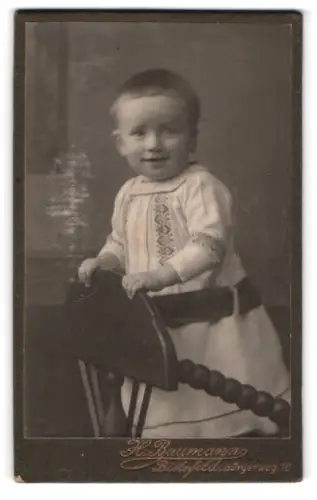 Fotografie H. Baumann, Bielefeld, Bürgerweg 16, Porträt eines Kleinkinds