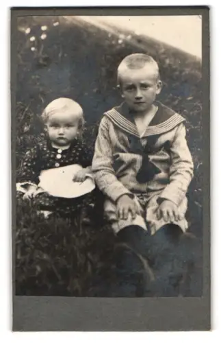 Fotografie unbekannter Fotograf und Ort, Kinder im Freien