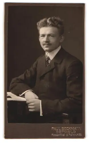 Fotografie Paul Beckmann, Detmold, Rosenthalstrasse 3, Porträt eines eleganten Herren