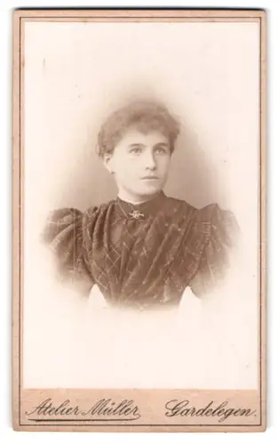 Fotografie Atelier Müller, Gardelegen, Würdevolles Porträt einer Dame