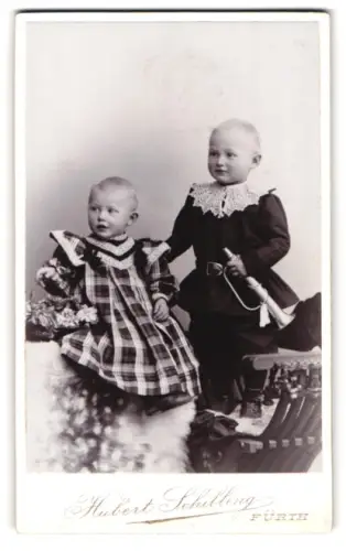 Fotografie Hubert Schilling, Fürth, Karolinenstr. 14, Zwei Kinder in traditioneller Kleidung