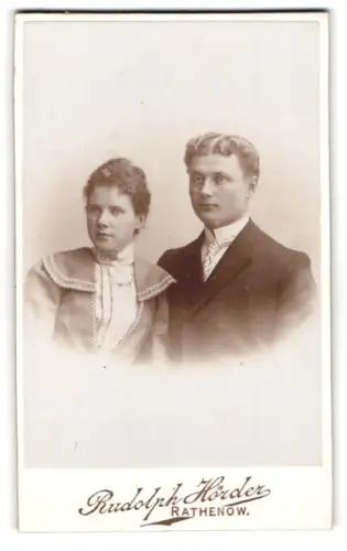 Fotografie Rudolph Hörder, Rathenow, Bahnhofstrasse, Porträt eines Paares