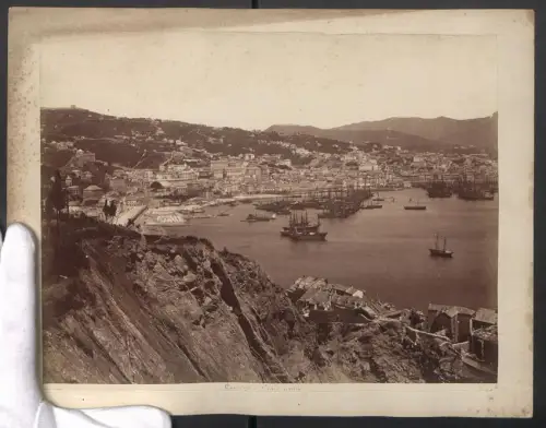 Fotografie unbekannter Fotograf, Ansicht Genova, Blick auf die Stadt mit Hafen, Grossformat 32 x 24cm