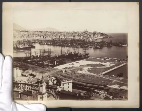 Fotografie unbekannter Fotograf, Ansicht Genova, Blick über den Hafen nach der Stadt, Grossformat 32 x 24cm