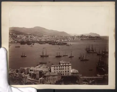 Fotografie unbekannter Fotograf, Ansicht Genova, Blick nach der Stadt mit Hafenanlage, Grossformat 31 x 24cm
