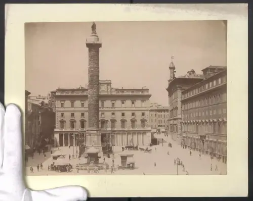 Fotografie unbekannter Fotograf, Ansicht Rom, Piazza Colonna mit Mark-Aurel Säule, Grossformat 31 x 24cm