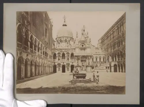 Fotografie unbekannter Fotograf, Ansicht Venedig, Cortile Palazzo Ducale, Dogenpalast mit Getränke Händler, 31 x 24cm