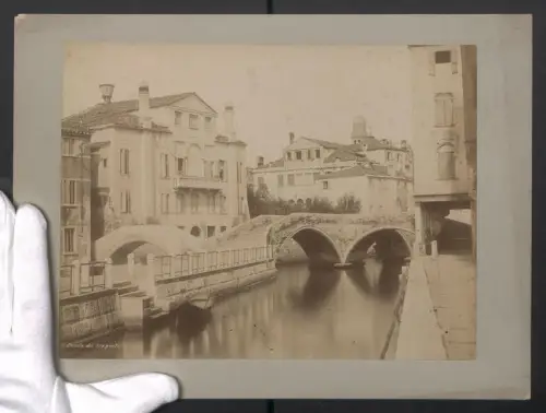 Fotografie unbekannter Fotograf, Ansicht Venedig, Canale dei tre Ponti, Kanalpartie mit den drei Brücken, 31 x 24cm