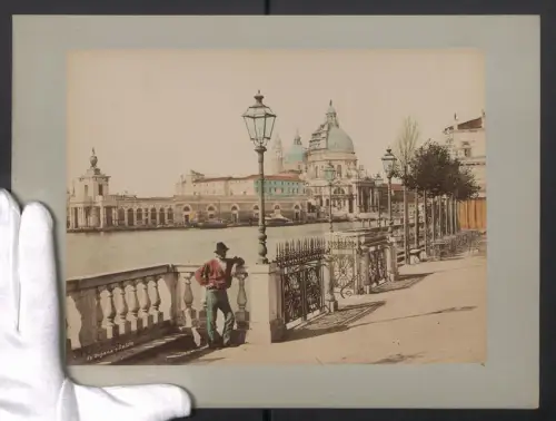 Fotografie unbekannter Fotograf, Ansicht Venedig, Dogana e Salute, Blick nach dem Petersdom, Koloriert, 31 x 24cm