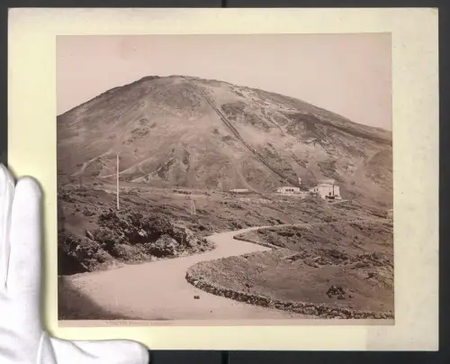 Fotografie unbekannter Fotograf, Ansicht Neapel, Vesuvio Ferrovia funicolare, Bergbahnstation zum Vesuv, 31 x 24cm