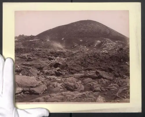Fotografie G. Sommer, Napoli, Ansicht Neapel, Vesuvio cratere Agos, erstarrte Lava im Krater des Vesuv, 31 x 24cm