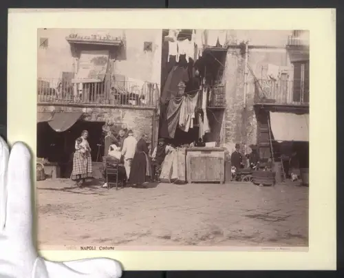 Fotografie G. Sommer, Napoli, Ansicht Napoli, Neapolitaner vor ihren Häusern und Geschäften in Santa Lucia, Tracht