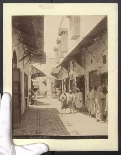 Fotografie Garrigues, Tunis, Ansicht Tunis, Rue du Soukel Belat, Tunesier in Tracht vor Wohnhäusern, 24 x 31cm