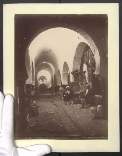 Fotografie Garrigues, Tunis, Ansicht Tunis, Tunesier im Barbouchi Bazar vor ihren Geschäften, Tracht Interieur des souks