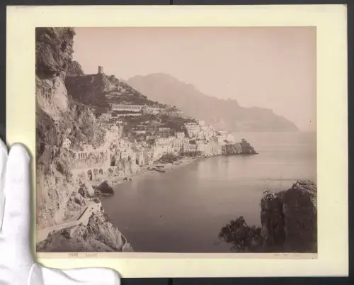 Fotografie G. Sommer, Napoli, Ansicht Amalfi, Blick nach dem Ort, Grossformat 31 x 24cm