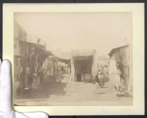 Fotografie Garrigues, Tunis, Ansicht Tunis, Quartier Bab Jedid, Tunesen an ihren Geschäften, Tracht, 31 x 24cm