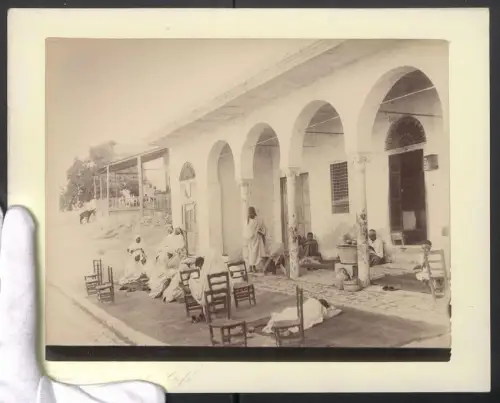 Fotografie Garrigues, Tunis, Ansicht Tunis, Cafe Maure, Tunesier in Tracht beim Ruhen, Grossformat 31 x 24cm