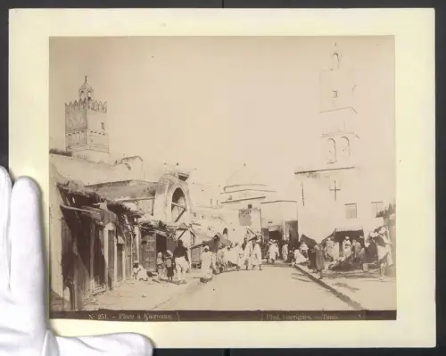 Fotografie Garrigues, Tunis, Ansicht Tunis, Place a Kairouan, Tunesier in Tracht in einer Einkaufspassage, 31 x 24cm