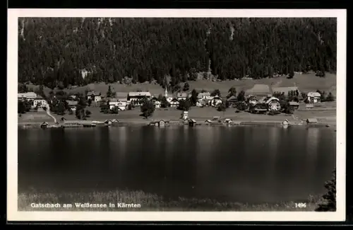 AK Weissensee /Kärnten, Gatschach, Uferansicht mit Bootshäusern und Kirche
