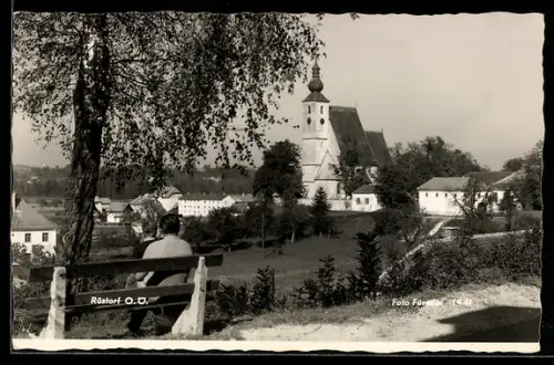AK Rüstorf /O.-Ö., Kirche, Panorama mit Bank im Vordergrund