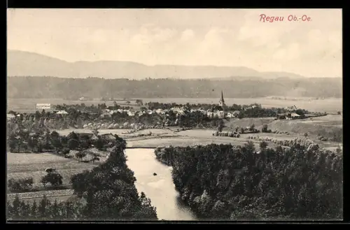 AK Regau /Ob.-Oe., Panorama mit Kirche und Fluss