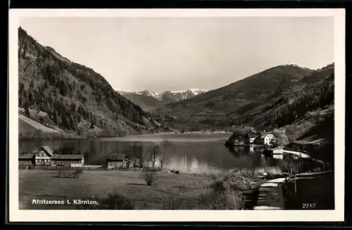 AK Afritz /Kärnten, Seeufer mit Häusern und Bergpanorama