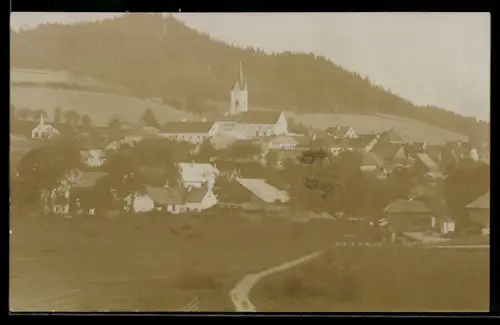 Foto-AK Unter-Weissenbach, Ortspanorama mit Kirche und Landstrasse