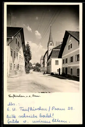 AK Taufkirchen an der Pram, Strassenansicht mit Blick auf die Kirche