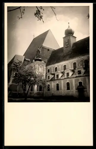 Foto-AK Baumgartenberg, Kirche mit Strassenpartie