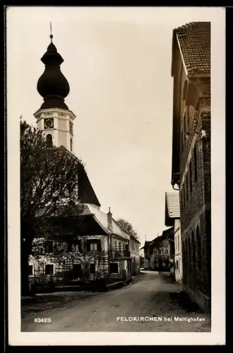 AK Feldkirchen bei Mattighofen, Strassenpartie mit Kirche