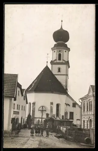 AK St. Willibald, Strassenpartie mit Blick zur Kirche