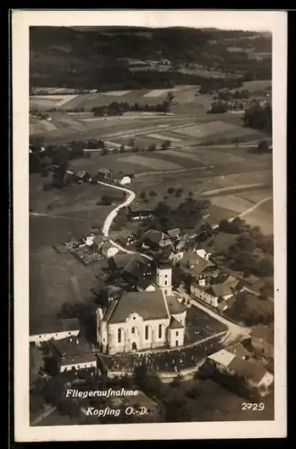 AK Kopfing /O.D., Teilansicht des Ortes mit Kirche, Fliegeraufnahme