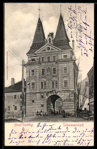 AK Schwanenstadt, Neues Stadttor mit Passanten