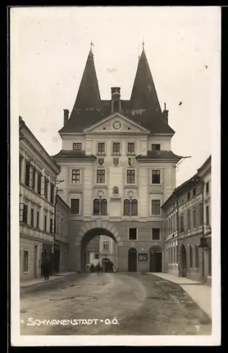 AK Schwanenstadt /O.Ö., Strassenpartie und Torbogen