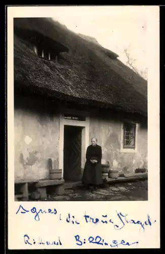 Foto-AK Hartkirchen, Alte Dame vor einem Haus