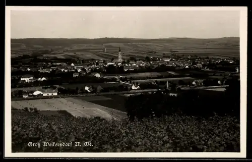 AK Gross Weikersdorf /N.-Oe., Teilansicht mit Kirche